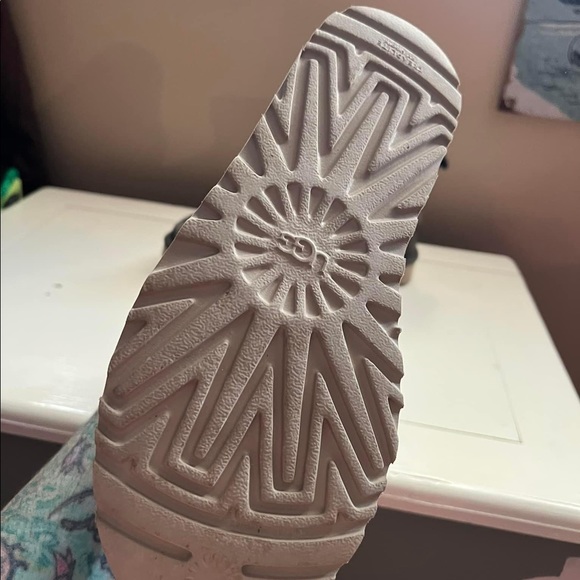 Like new Uggs - Picture 5 of 5